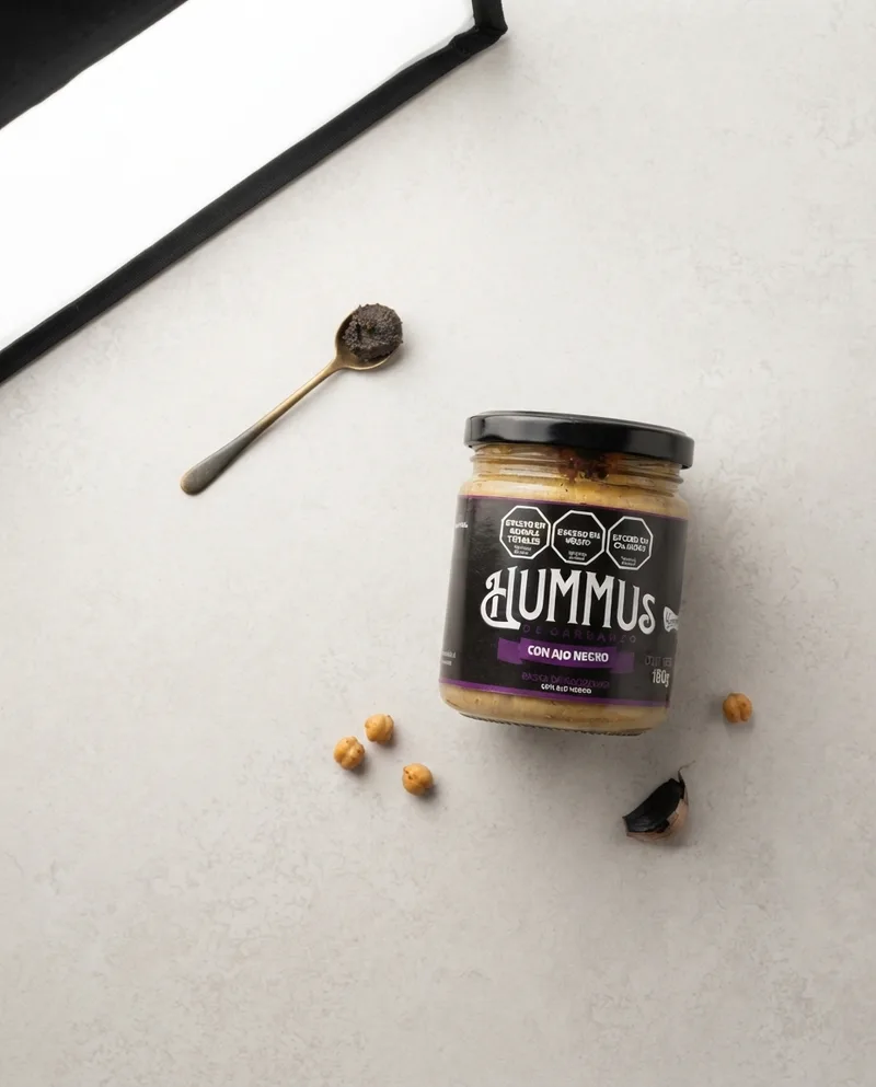 Hummus con ajo negro